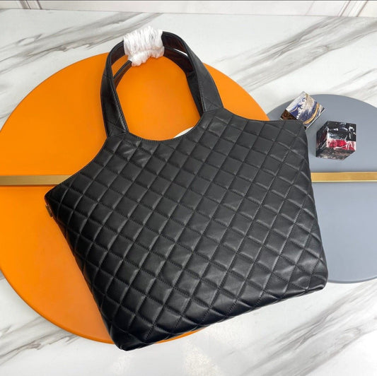 “Luxury Quilted Black Handbag with Golden Logo – Ladies Tote Bag”(Luxury, Quilted, Black Handbag, Ladies Tote)