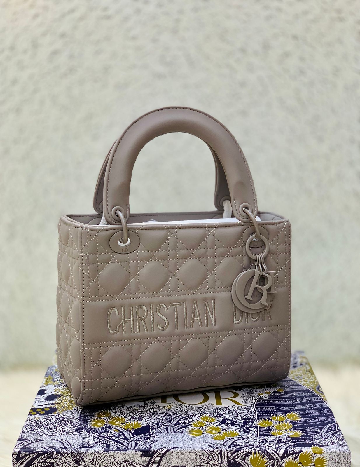 “Christian Dior Lady Dior White Quilted Handbag – Luxury Designer Tote Bag”